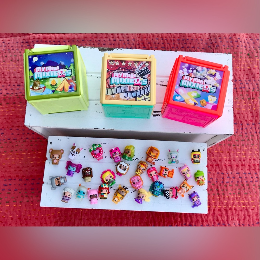 Lot MATTEL My Mini MixieQ Playset Cubes Park Arcade Theater Dolls Accessories